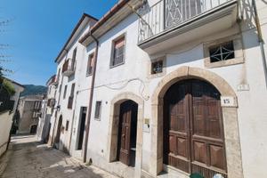 Fabbricato su 2 liv. di 90 mq. con corte esclusiva