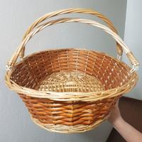 tre cesti in vimini  di tre misure .