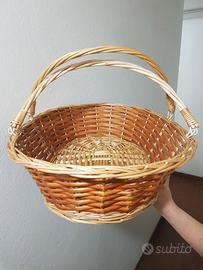 tre cesti in vimini  di tre misure .