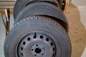 Cerchi e pneumatici invernali 195/65/15 5 fori