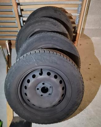Cerchi e pneumatici invernali 195/65/15 5 fori