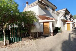 VILLA A SCHIERA A MONTECORICE