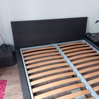 Letto matrimoniale con materasso e comodini