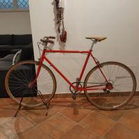 Bicicletta d'epoca restaurata con 5 marce