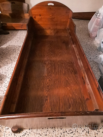 Cameretta da letto in legno