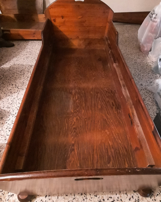 Cameretta da letto in legno