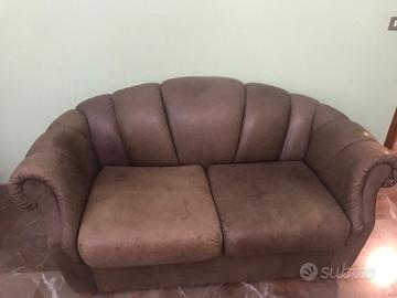 Divano due posti tipo Chesterfield