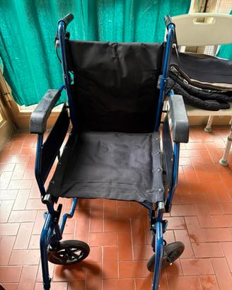 Sedia pieghevole a rotelle, come nuova