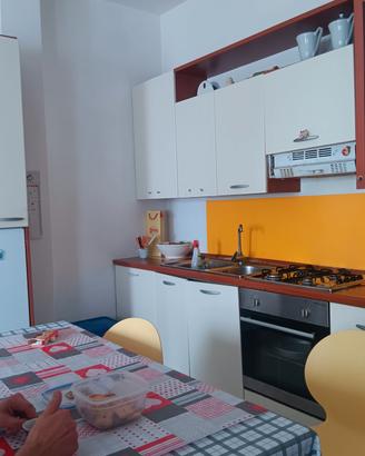 cucina con elettrodomestici 