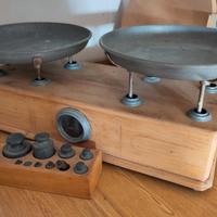 Bilancia legno con piatti e pesi