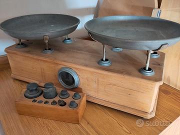 Bilancia legno con piatti e pesi