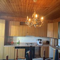 Cucina con elettrodomestici