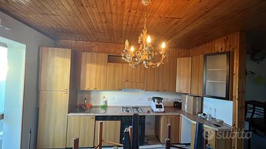 Cucina con elettrodomestici