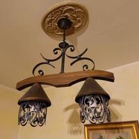 Lampadario rustico in legno e ferro battuto