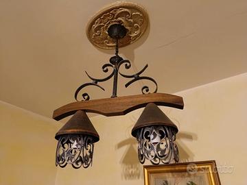 Lampadario rustico in legno e ferro battuto