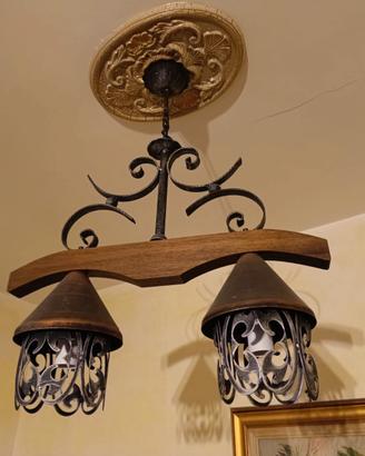 Lampadario rustico in legno e ferro battuto