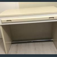 Scrivania colore avorio con cassetto