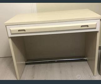 Scrivania colore avorio con cassetto