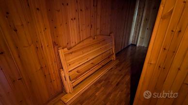 Letto matrimoniale stile baita e 1 comodino