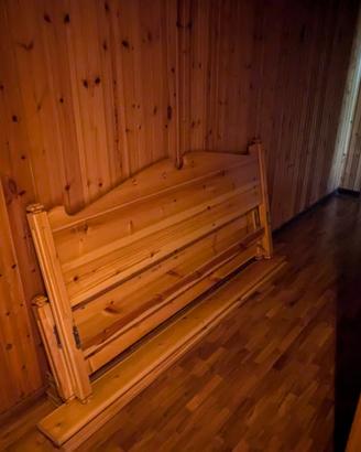 Letto matrimoniale stile baita e 1 comodino