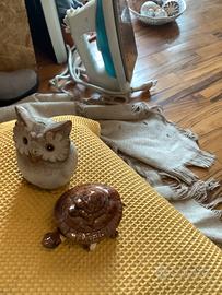 Soprammobili un gufetto e una tartaruga