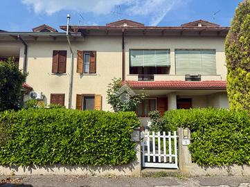 VILLA A SCHIERA A LUZZARA