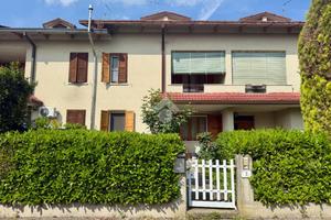 VILLA A SCHIERA A LUZZARA