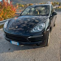 Porsche Cayenne 3.6 benzina con cambio manuale.