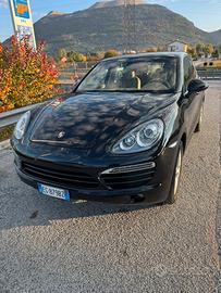 Porsche Cayenne 3.6 benzina con cambio manuale.