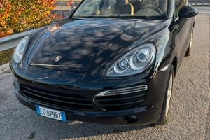 Porsche Cayenne 3.6 benzina con cambio manuale.
