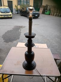 Lampada da tavolo tornito in legno 