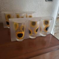 Bicchieri acqua con girasoli
