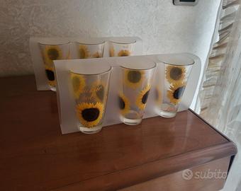 Bicchieri acqua con girasoli