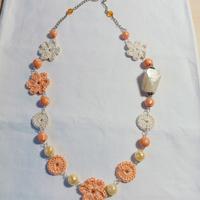 Collana con perle e fiori all' uncinetto 
