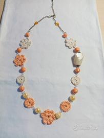 Collana con perle e fiori all' uncinetto 