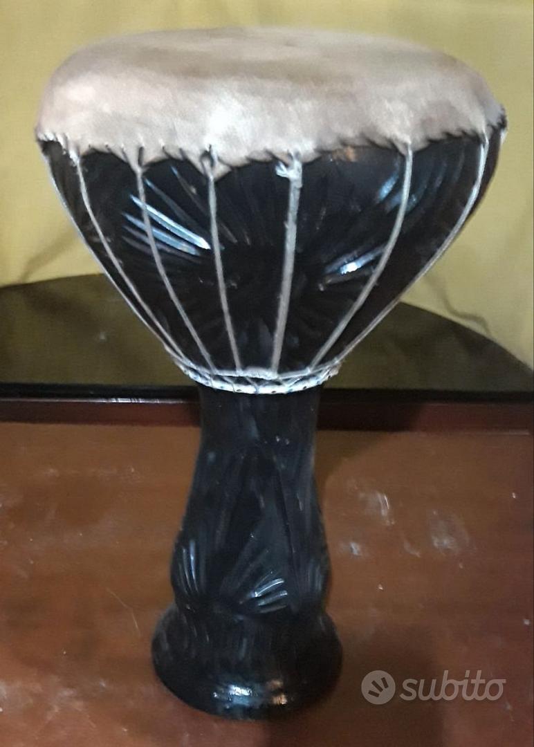 Batto A Tamburo. Strumento Musicale Africano, Semplice. Tamburi Da Gioco Vignetta Di Graffetta Sulla Facciata Disegnato Mano Image194280572