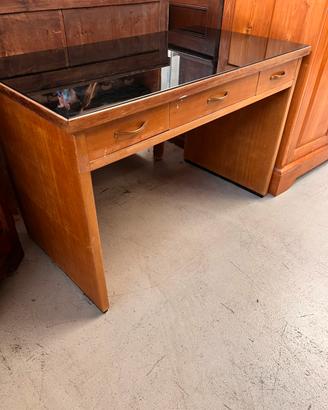 Mobili e vetrine in legno per casa e attività