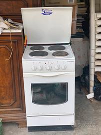 Cucina 4 fuochi elettica con forno