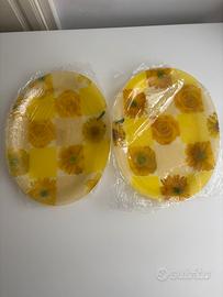 Set 2 vassoi NUOVI in plastica cm 39 x 29