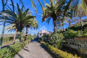 TRIFAMILIARE A POZZUOLI