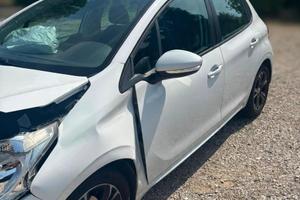 Auto con danni da incidente