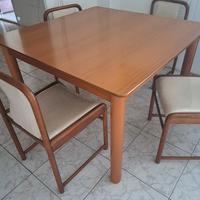 tavolo  quadrato con 4 sedie