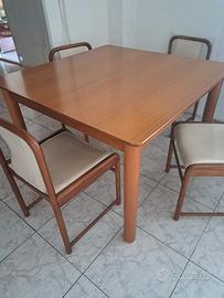 tavolo  quadrato con 4 sedie