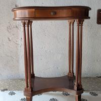 Tavolino classico in legno decorato.