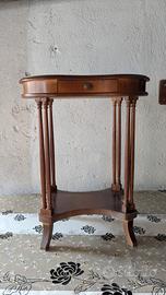 Tavolino classico in legno decorato.