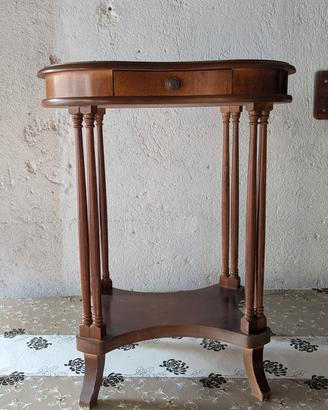 Tavolino classico in legno decorato.