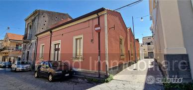 Casa singola con cortile e deposito a Riposto