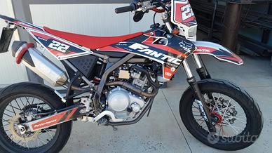 Moto fantic motard 125 4 tp