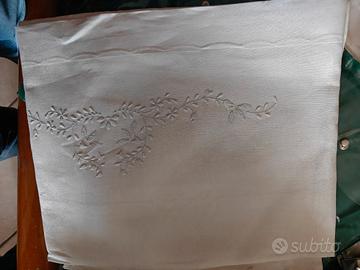 Lenzuola matrimoniali ricamate a mano 