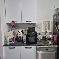 cucina con elettrodomestici 